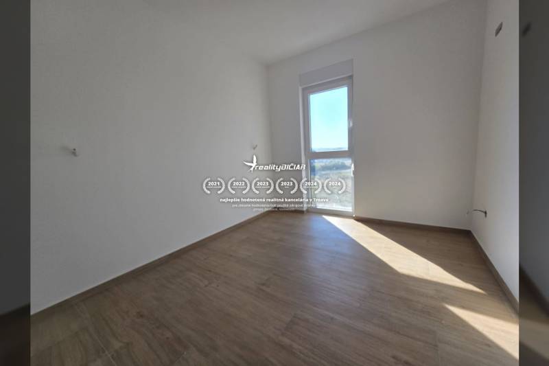 A room in a family house with white walls and a floor with a wooden decor.