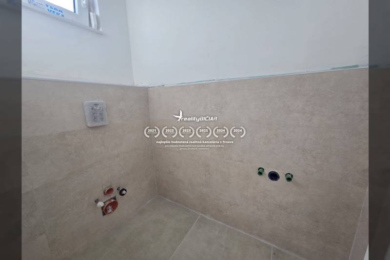 A family house bathroom with installations, tiles, and neutral colors.