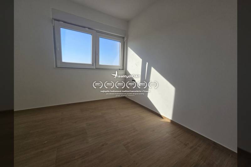 A room in a family house with a minimalist design and a wooden decor floor.