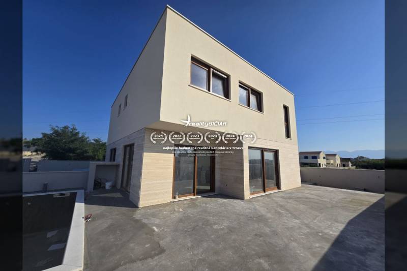 The family house in the city of Nin on Nin Street has straight lines and a spacious terrace.