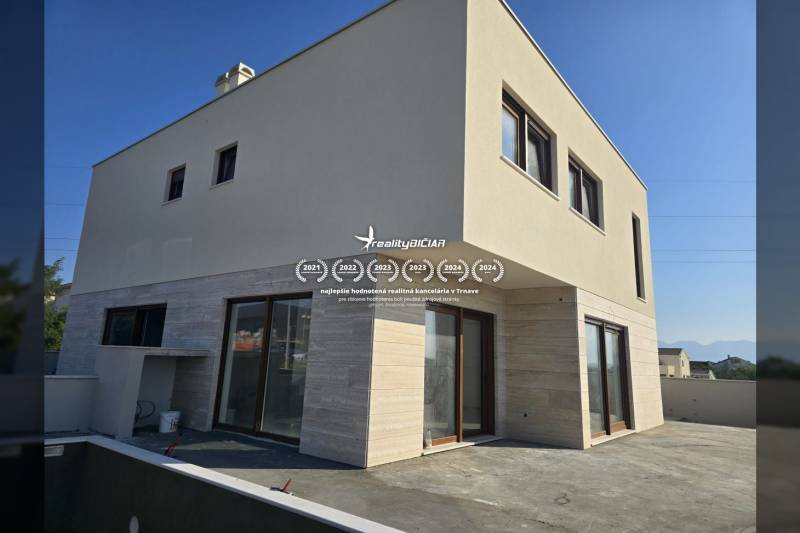 A family house in the city of Nin on Nin Street with a terrace and large windows.