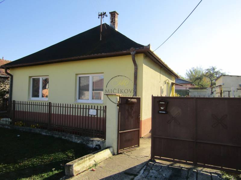 A family house on Mechenice Street in the town of Podhorany, with a front yard and a gate.