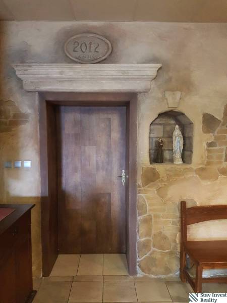 Doors with a stone decor and a niche with a statue, commercial premises.