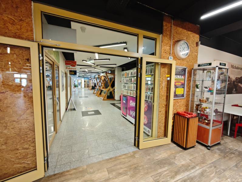 Interior with wood-decor flooring, display case, and hallway in gastronomic premises.