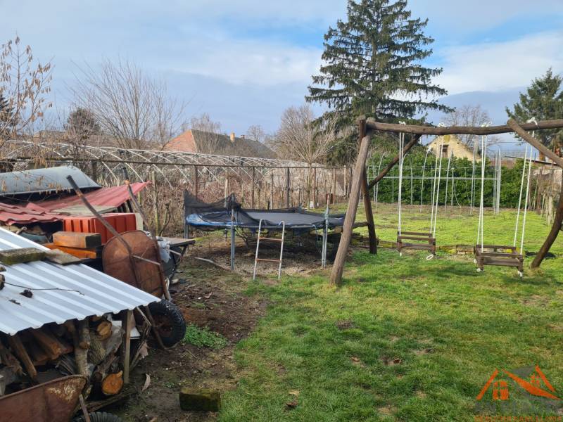Garden in Saint Peter with swings, trampoline, and wood. Plots - housing.