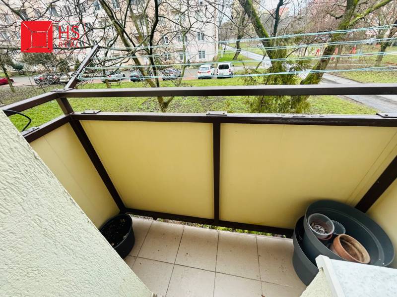 The balcony of a 3-room apartment on Novomestska Street in Nové Zámky with a view of greenery.