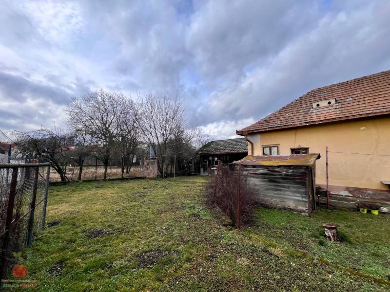 A garden at a family house in Komjatice with a wooden structure and fencing.
