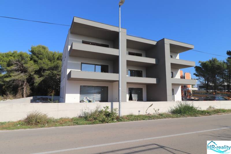 A recreational apartment in Vodice with green surroundings and a path.