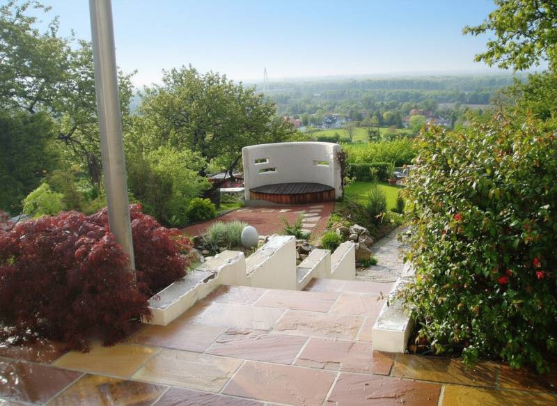 A garden at a family house in Hainburg an der Donau with a viewing terrace and greenery.