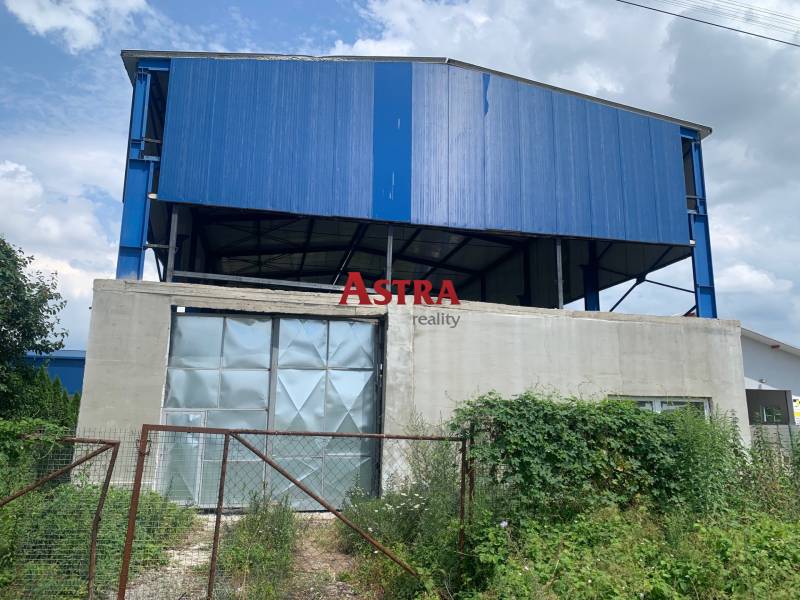 Warehouses and halls in Čaňa with blue sheet metal cladding and a concrete base.