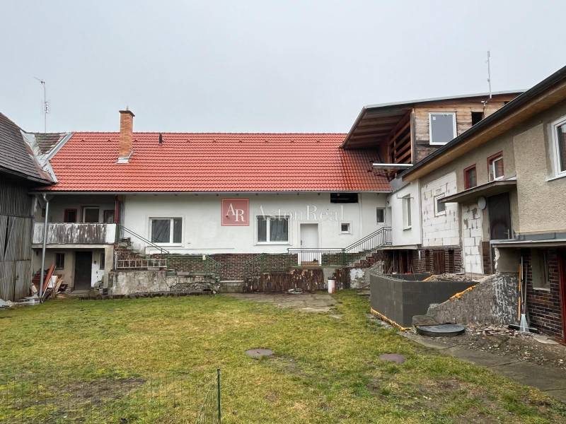 A family house on Osloboditeľov Street in Lieskovec with a slanted red roof and a garden.