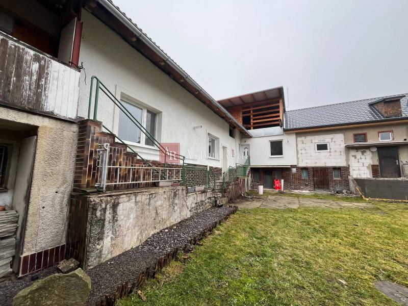 A family house on Osloboditeľov Street in Lieskovec with a lawn and a terrace.