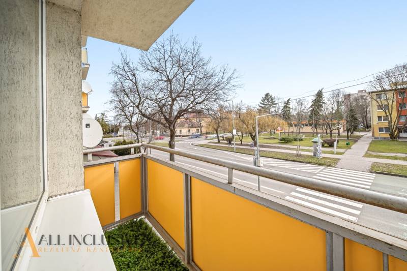 The balcony of a 3-room apartment on Hlavná Street in Galanta with a view of greenery.