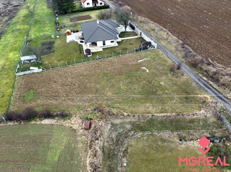 A view of the house and land on Tichá Street in Kuzmice, suitable for residential plots.