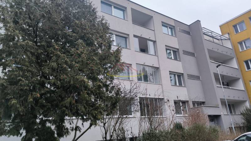 A four-story apartment building with a garden on Janotova Street in Bratislava – Karlova Ves.