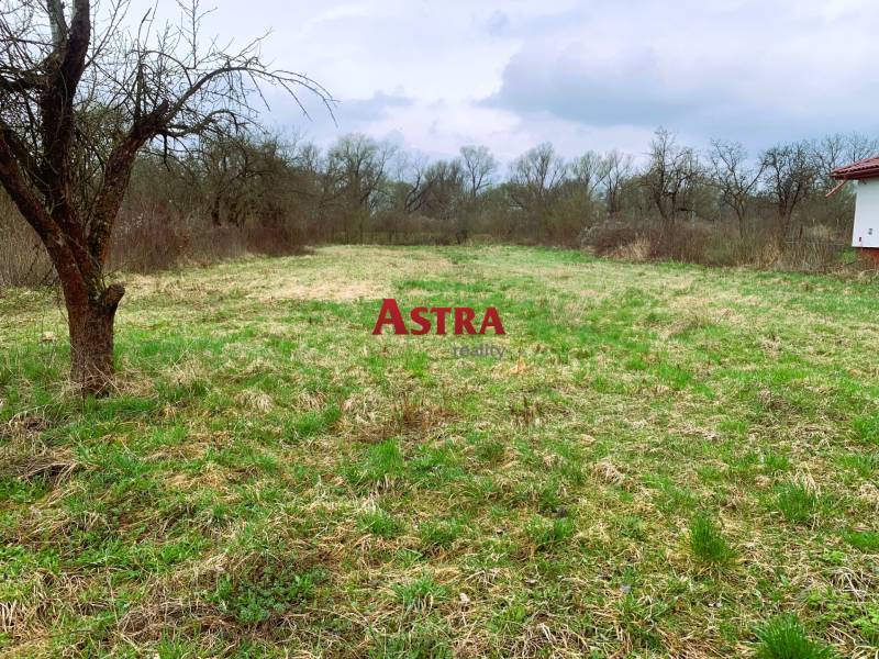 Spring residential land on Hlavná Street in Nižná Myšľa with a grassy surface.