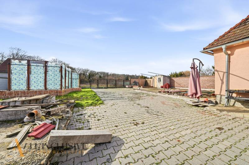 A courtyard in the village of Vrakúň with paving and building materials. Land - residential.