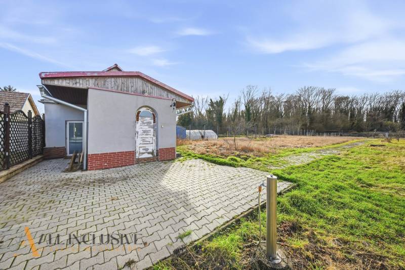 Plots - living in Vrakúň with a small house and a paved area.