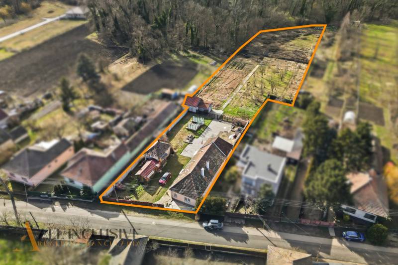 The image shows a plot of land for residential purposes in Vrakúňa with a defined boundary.