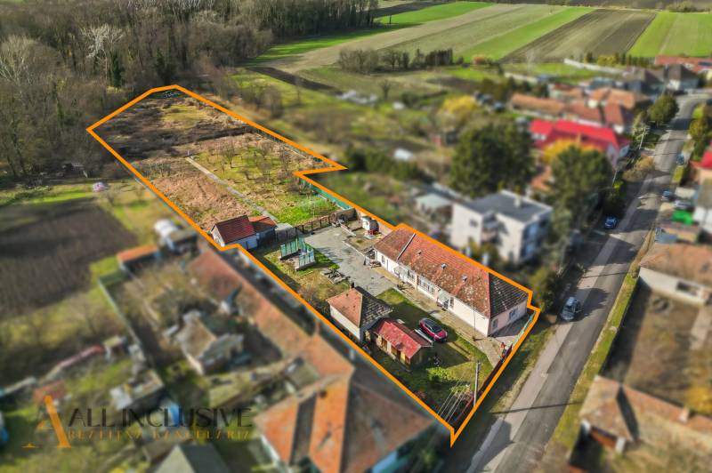 Plots for residential use in Vrakúňa, with a large yard and family houses in the background.
