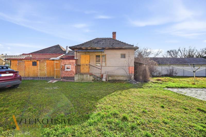 A family house in Vrakúňa with a grassy plot and a garage. Residential plots.