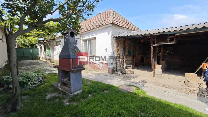 A family house in Dolné Orešany with a gazebo and a green garden.