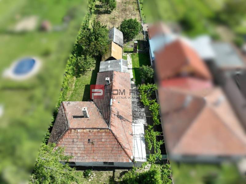 Aerial view of a plot with a family house in the town of Dolné Orešany surrounded by a garden.