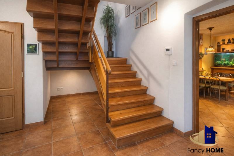 Staircase with a wooden decor floor in a family house, leading to the dining room.