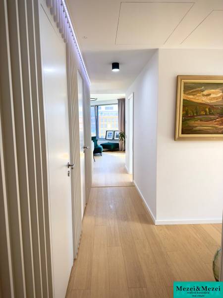 Hallway in a 3-room apartment in Bratislava - Old Town, floor with wooden decor.