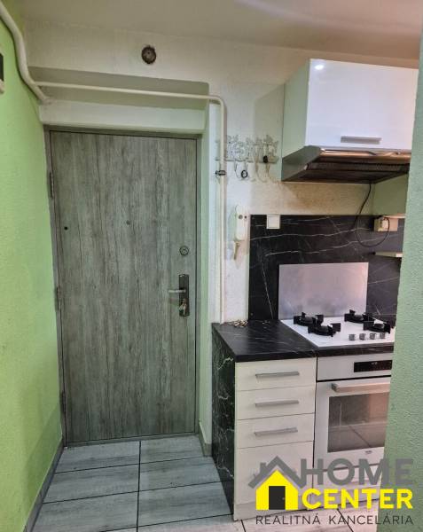 Entrance area of a 3-room apartment with a kitchen unit and four cooking plates.