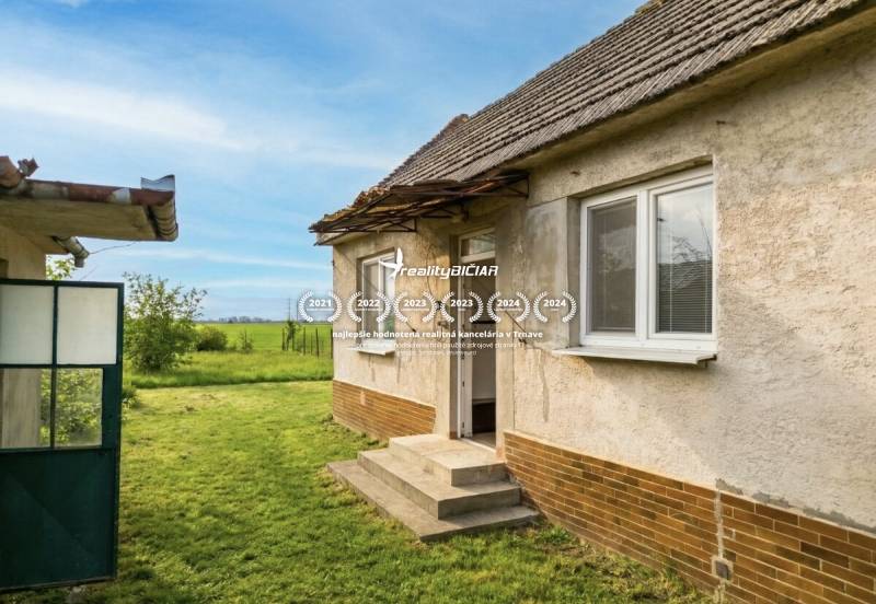 The garden of a family house in Siladice with direct access to the open countryside.