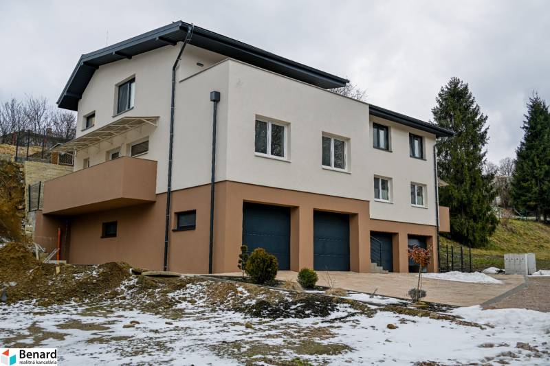 A family house insulated with a double garage in the snowy landscape of Stará Ľubovňa.