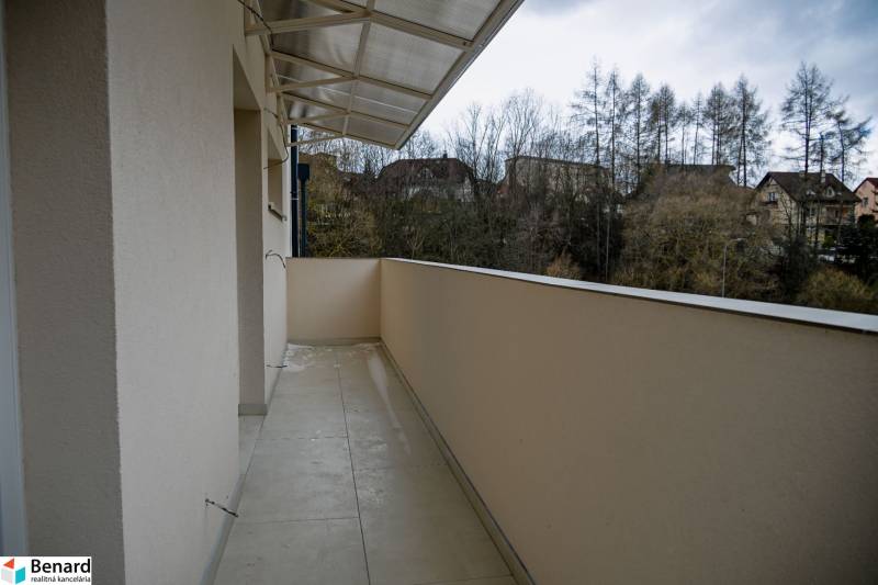 In Stará Ľubovňa, a 3-room apartment with a spacious balcony and a view of the trees.
