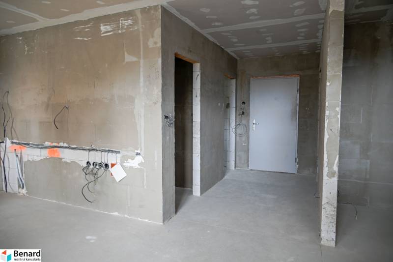 Unfinished walls and installations in a 3-room apartment.