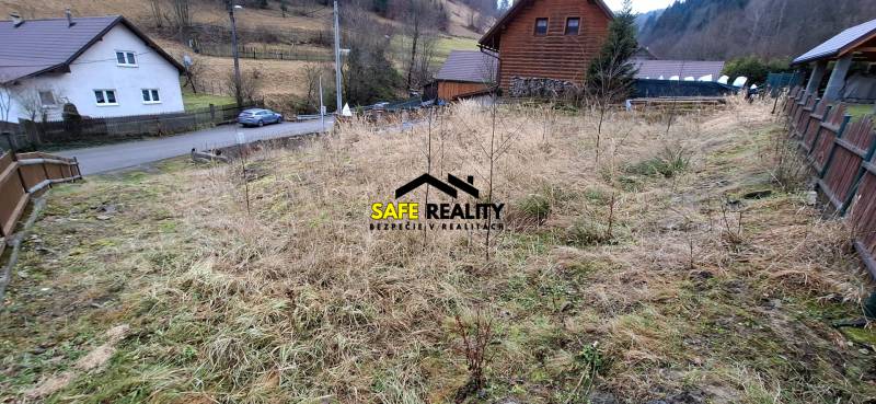 Land - housing in Oščadnica, with a view of nature and surrounding houses.