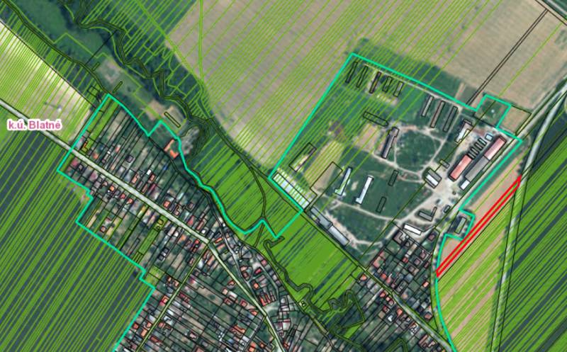 The map shows areas of public land and buildings on Družstevná Street, suitable for housing.