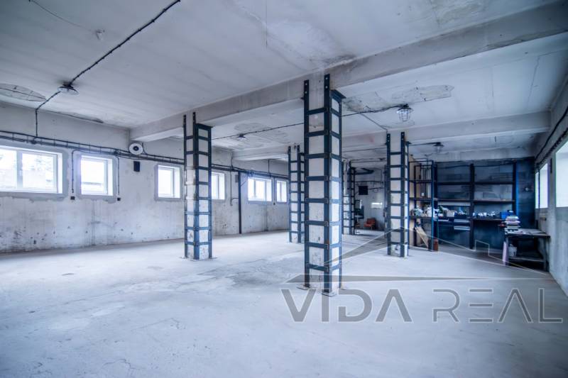 Spaces with columns and windows used as warehouses and halls.
