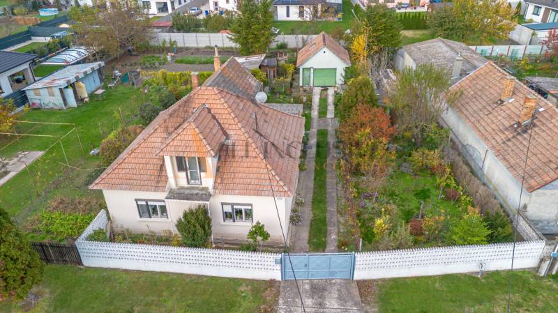Family house in Veľké Dvorníky with a front garden and access road.