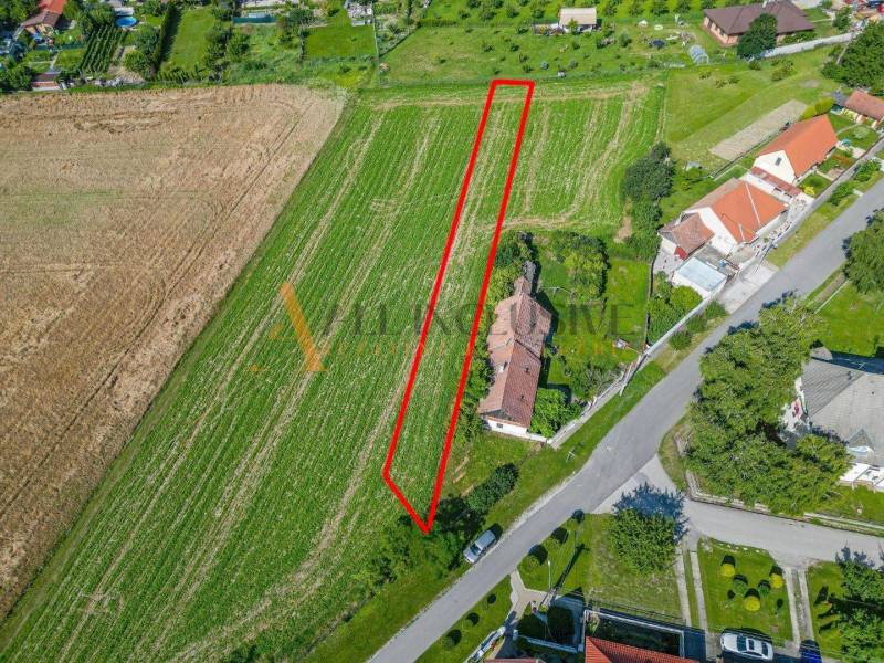Aerial view of the plot bordered by a red line near Kosuty Street in Košúty.
