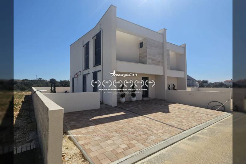 Family house on Mulo Street in the town of Vrsi with a spacious terrace and garden.