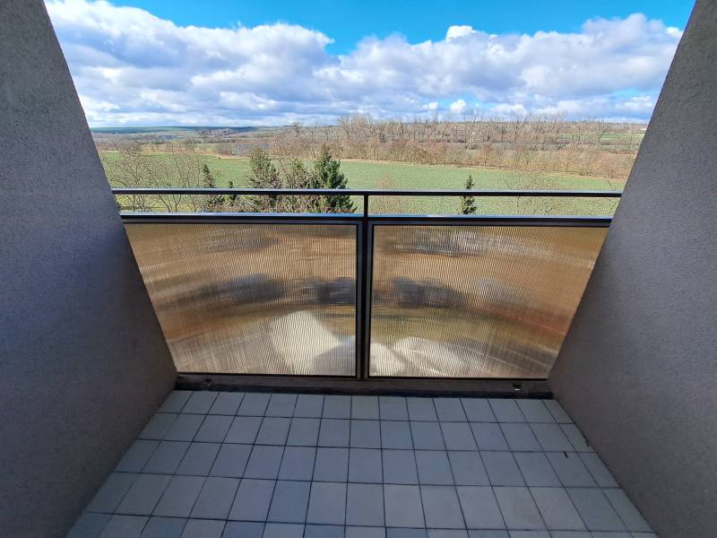 The balcony of a 3-room apartment on Žitava in Vráble with a view of nature.