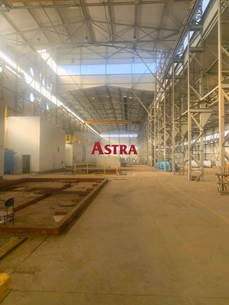 Production facilities with high ceilings and steel structures in Dobšiná offer plenty of space.