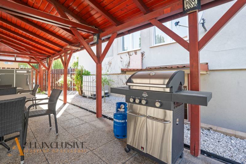 Gazebo in Dunajská Streda with a grill and garden furniture, gravel bed.