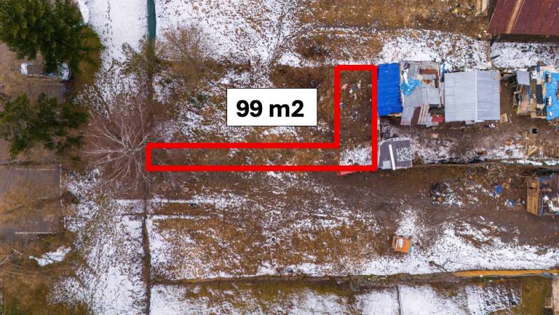 Aerial view of a snow-covered plot in Záhrady in Nálepkovo, marked with a red line.