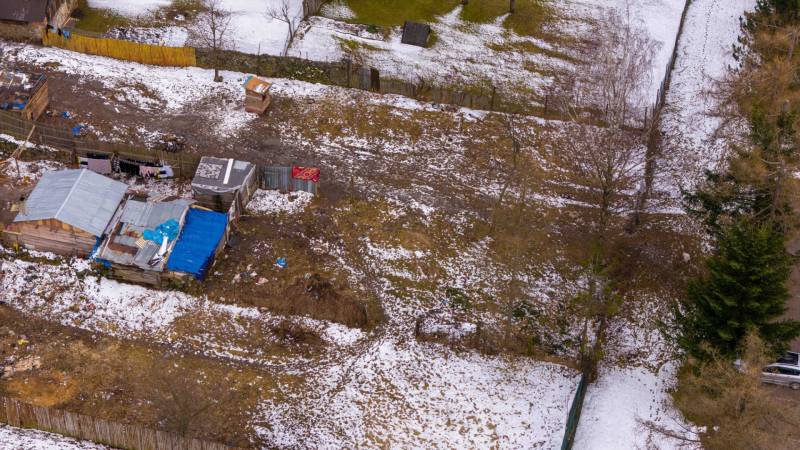 Gardens in Nálepkovo covered with a thin layer of snow with visible makeshift shelters.