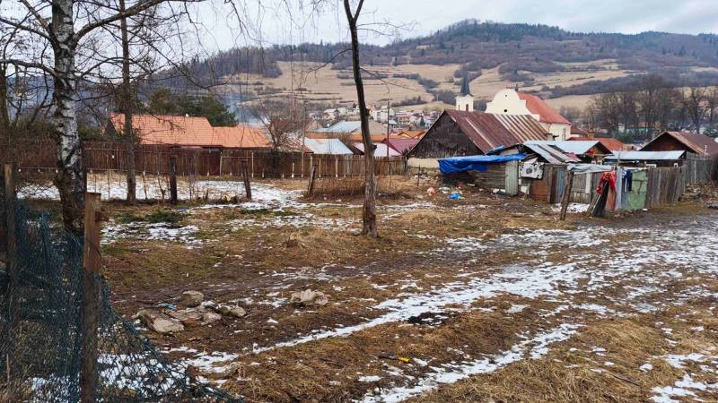 Winter scenery in the village environment of Gardens in Nálepkovo with scattered snow and buildings.