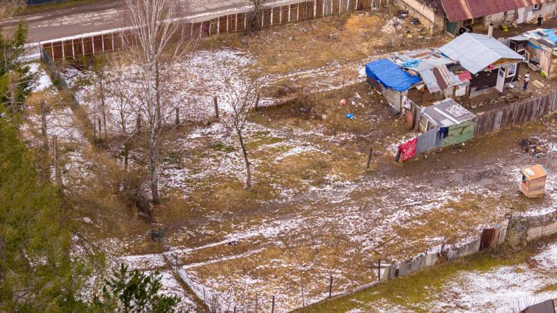 Gardens in Nálepkovo covered with snow with fencing and wooden structures.