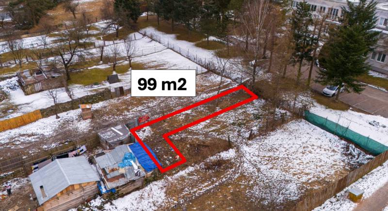 Gardens in Nálepkovo, fenced plot 99 m², snowy terrain, trees, buildings.