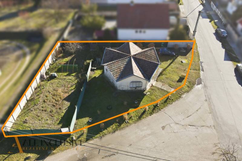 Family house with an atypical roof and land, Zemianska Olča - living, boundaries marked in orange.
