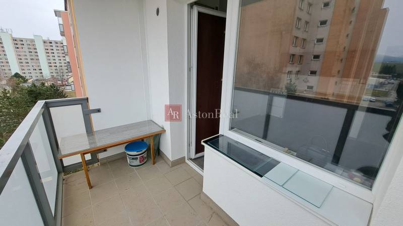 Balcony of a 1-room apartment in Ružomberok on Za dráhou street with a view of the apartment buildings.